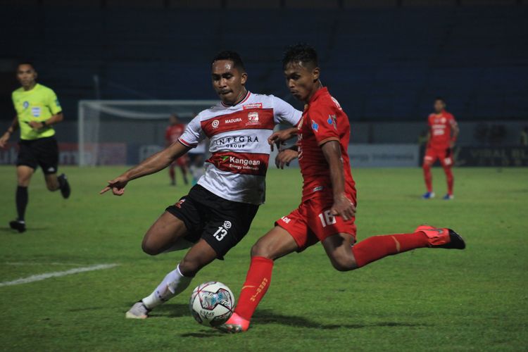 Penyerang muda Persija Jakarta, Alfriyanto Nico Saputro, beraksi dalam laga Madura United vs Persija Jakarta pada ajang Liga 1 2021-2022 pekan ke-8, Jumat (22/10/2021) malam WIB di Stadion Moch Soebroto, Magelang.