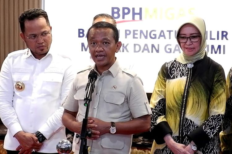 Menteri Energi dan Sumber Daya Mineral (ESDM) Bahlil Lahadalia saat ditemui di Kantor BPH Migas, Jakarta, Kamis (2/10/2025). 