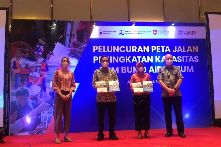 Deputy Head of SECO Indonesia Andrea Zbinden, Direktur Perumahan dan Permukiman Kementerian PPN/Bappenas Tri Dewo Firgiyanti, Direktur Air Minum Direktorat Jenderal (Ditjen) Cipta Karya Kementerian PUPR Yudha Mediawan, serta Chief of Party USAID Bill Parente dalam penyerahan peta jalan peningkatan SDM Air Minum, Jakarta, Rabu (02/06/2021).