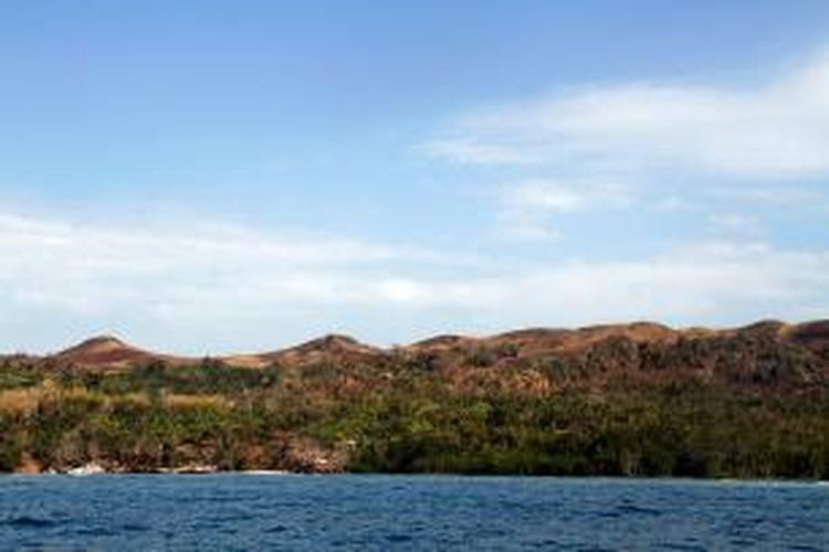 Bukit-bukit yang gundul akibat kebakaran di Pulau Bangka, Minahasa Utara, Sulawesi Utara terlihat dari arah laut.