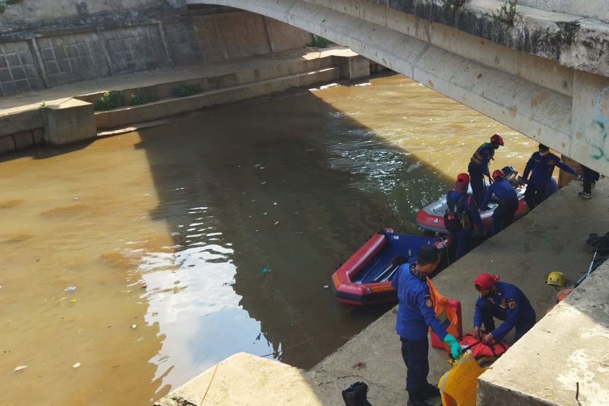 Proses pencarian bocah 13 tahun yang tenggelam di Kali Ciliwung, Rabu (22/9/2021). 