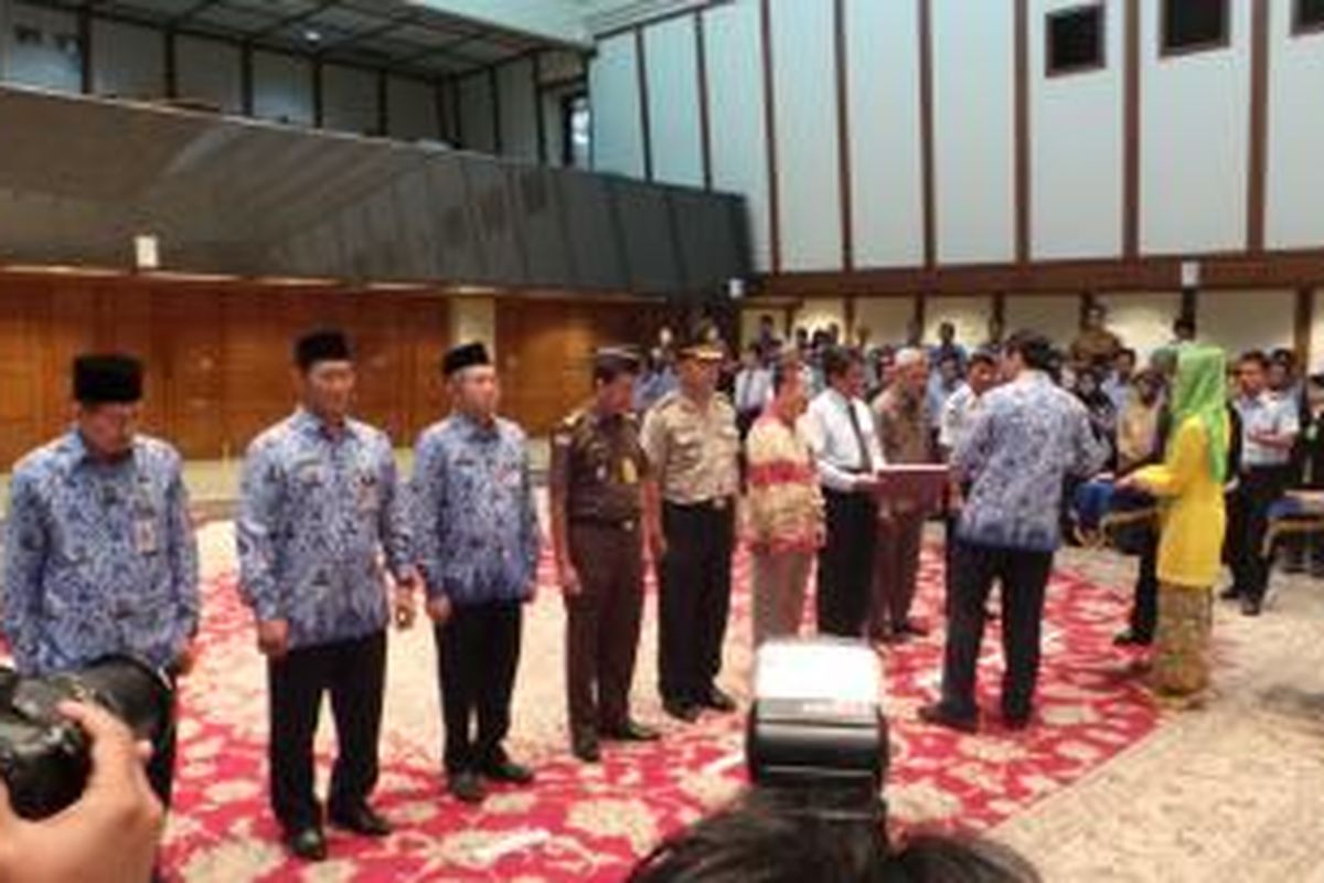 Wakil Gubernur DKI Jakarta Basuki Tjahaja Purnama saat menyerahkan Daftar Isian Pelaksanaan Anggaran (DIPA) 2014 kepada para Satuan Kerja Perangkat Daerah (SKPD) terkait. DKI mendapat alokasi anggaran sebesar Rp 15,8 triliun.