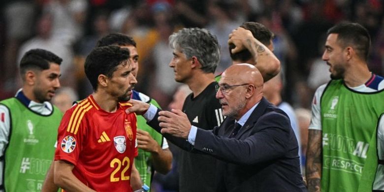 Pelatih Spanyol, Luis de la Fuente, berbicara dengan Jesus Navas dalam semifinal Euro 2024 antara Spanyol vs Perancis di Munich Football Arena pada 9 Juli 2024. Terdekat, Spanyol akan melawan Inggris dalam final Euro 2024.
