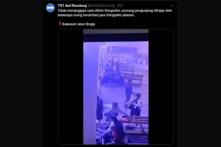 Tangkapan layar video beberapa fotografer di Bandung, Jawa Barat mengeroyok seorang pengunjung di Jalan Asia Afrika.