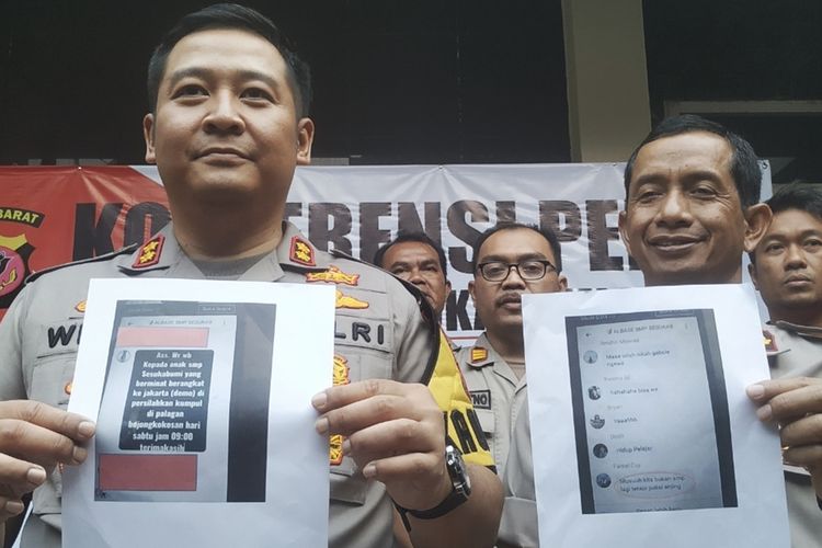 Kepala Polres Sukabumi Kota AKBP Wisnu Prabowo (kiri) bersama Wakil Kapolres Sukabumi Kota Kompol Sulaeman Salim (kanan) memperlihatkan print out ajakan kepada pelajar saat konperensi pers di Sukabumi, Jawa Barat, Selasa (1/10/2019).