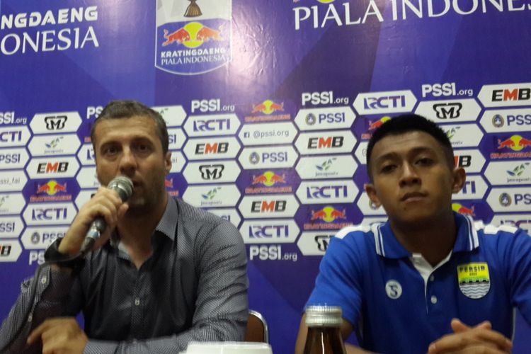 Pelatih Persib Bandung Miljan Radovic saat konferensi pers usai tahan imbang Arema FC di Stadion Kanjuruhan, Kabupaten Malang, Jumat (22/2/2019)