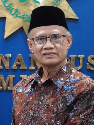 Menkopolhukam Mahfud MD (kiri) bersama Ketua Umum PP Mihammadiyah Haedar Nashir di Kantor PP Muhammadiyah Yogyakarta, Senin (3/4/2023).