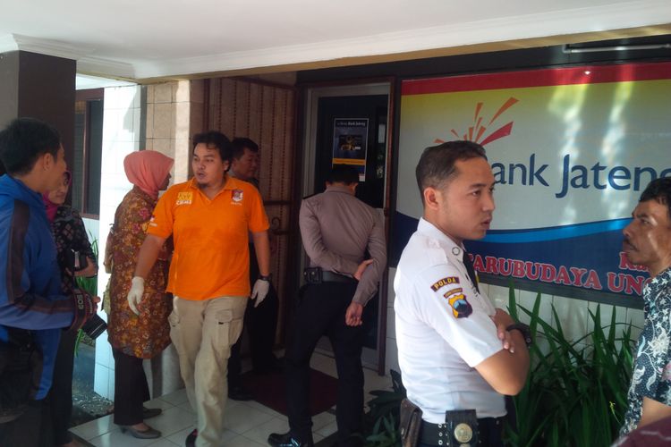  Bank Jateng Kantor Kas Tarubudaya yang berada di kompleks perkantoran Tarubudaya Ungaran, Kamis (18/5/2017) siang sekira pukul 13.00 dirampok.