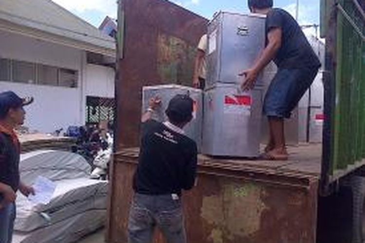 Staf KPU Kota Kendari memindahkan kotak suara yang terbuat dari aluminium ke truk pengangkut dari gudang KPU untuk didistribusi ke 10 PPK di kota Kendari. 