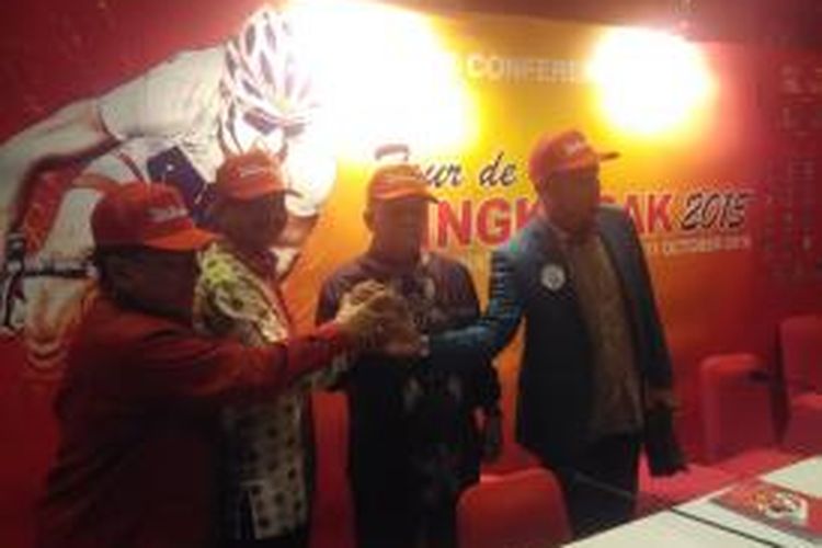 Menteri Pariwisata Arief Yahya (kedua dari kiri) dan Pimpinan Penyelenggara Tour De Singkarak Sapta Nirwandar (ketiga dari kiri), saat konferensi pers Tour de Singkarak 2015 di Balairung Soesilo Soedarman Kementerian Pariwisata, Jumat (12/6/2015).
