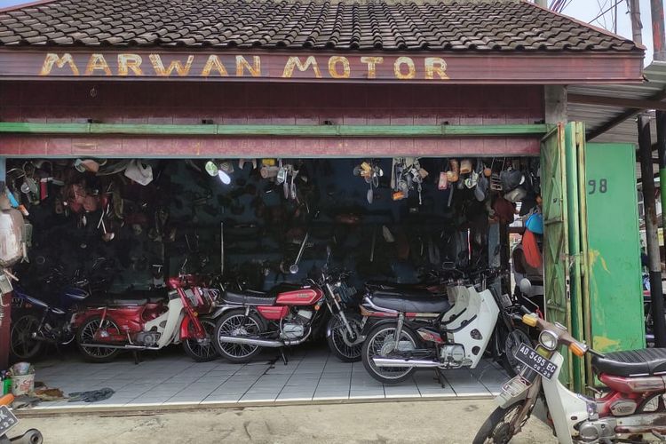 Beberapa motor antik dijejerkan di showroom motor antik 