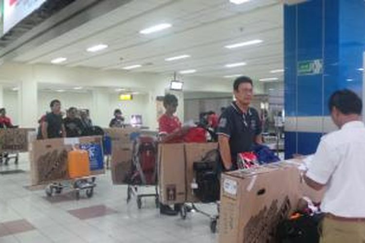 Rombongan Kompas Jelajah Sepeda Manado-Makassar membawa sepeda mereka masing-masing di Bandara Internasional Sam Ratulangi, Manado, Minggu (17/8/2014).