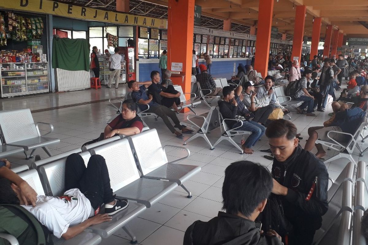 Suasana ruang tunggu penumpang di Terminal Kampung Rambutan, Jakarta Timur, pada H-8 Lebaran 
 atau Selasa (28/5/2019).