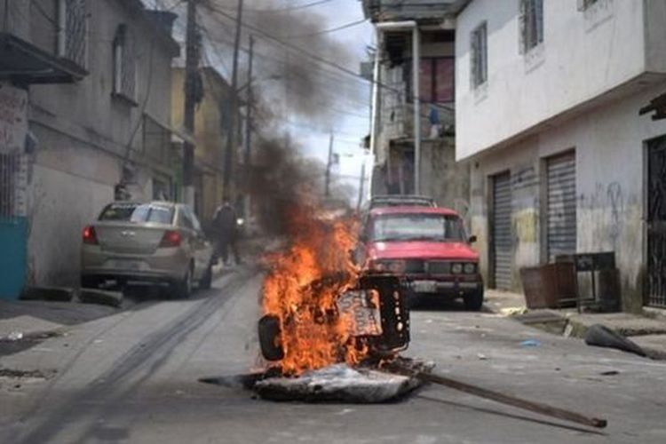 Warga di Ekuador membakar barang yang pernah disentuh mendiang korban virus corona.