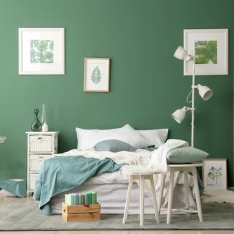 Palet warna pastel seperti hijau zaitun sangat cocok sebagai warna cat kamar tidur romantis.