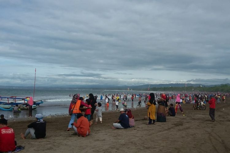 Wisatawan mulai memadati Pantai Barat Pangandaran di Kabupaten Pangandaran, Jawa Barat, Minggu (23/12/2018).