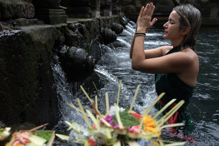 Seorang wisatawan mancanegara melakukan ritual melukat atau pembersihan diri di Pura Tirta Empul, Tampaksiring, Gianyar, Bali, Rabu (24/4/2024). Ritual tersebut direncanakan masuk dalam agenda World Water Forum (WWF) ke-10 di Bali yang akan diselenggarakan pada 18--25 Mei 2024.