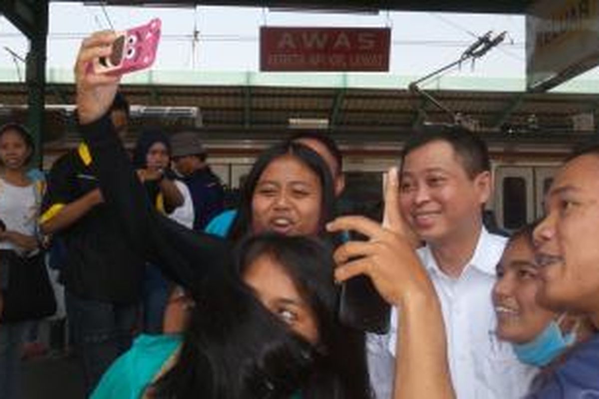 Menteri Perhubungan Ignasius Jonan saat berselfie dengan sejumlah penumpang KRL di sela-sela kunjungannya ke Stasiun Manggarai, Kamis (24/9/2015).