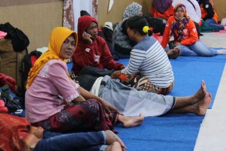 Sekitar 5.500 warga pendatang di Wamena yang keluar dari rumah mereka untuk tinggal di pengungsian. Mereka tersebar di markas Komando Distrik Militer 1702 Jayawijaya, markas Polres Jayawijaya, markas Komando Rayon Militer 1702-03 Wamena, Betlehem, gedung DPRD Jayawijaya, hingga markas Yonif Wi Mane Sili. 