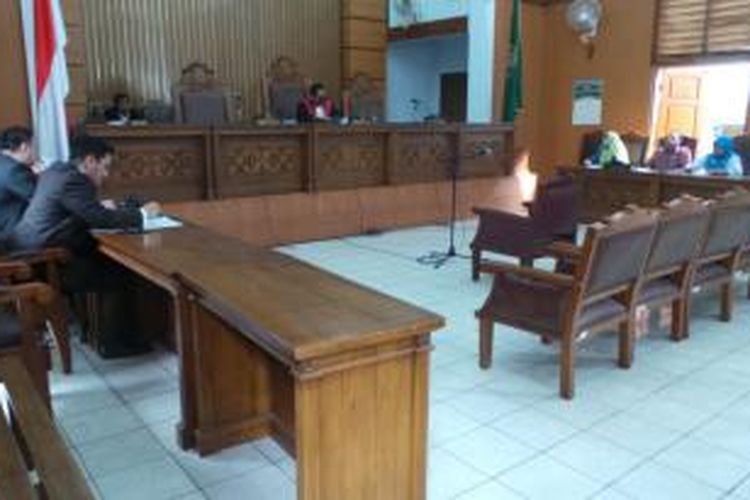 Kuasa hukum Tubagus Chaeri Wardana, adik Gubernur Banten Atut Chosiyah (kiri), dan tim kuasa hukum Komisi Pemberantasan Korupsi (KPK) menghadiri sidang putusan praperadilan di Pengadilan Negeri Jakarta Selatan, Selasa (7/1/2014). 