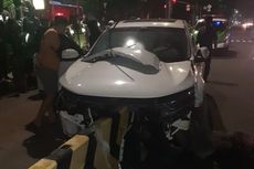 Mobil Tabrak Separator Busway di Rawamangun, Pengemudi Tewas
