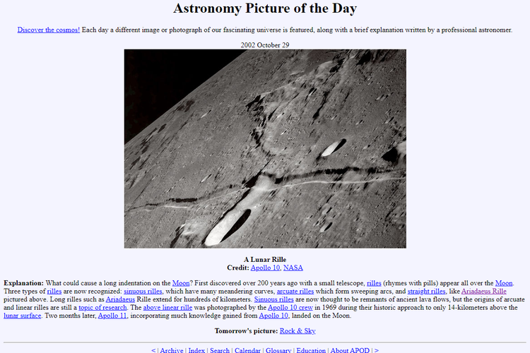Tangkapan layar foto yang dipublikasikan NASA pada 29 Oktober 2002, yang difoto oleh kru Apollo 10 pada 1969 selama pendekatan bersejarah mereka dengan jarak 14 kilometer di atas permukaan bulan.