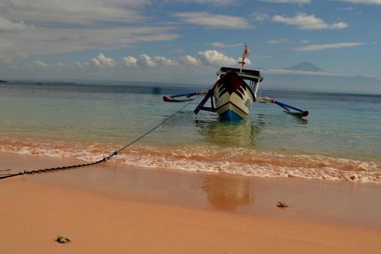 Pantai Tangsi atau Pantai Pink di Kecamatan Jerowaru, Lombok Timur, Nusa Tenggara Barat
