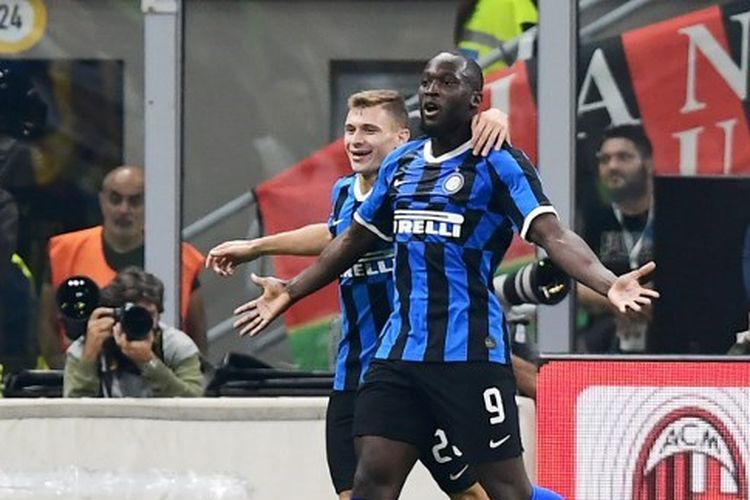 Romelu Lukaku merayakan golnya pada pertandingan AC Milan vs Inter Milan dalam Derby della Madonnina di San Siro, 21 September 2019. 