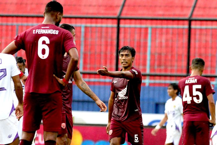 Pemain PSM Makassar Erwin Gutawa saat pertandingan laga terakhir babak penyisihan Grup D Piala Presiden 2022 melawan Persik Kediri yang berakhir dengan skor 0-0 di Stadion Kanjuruhan Kepanjen, Kabupaten Malang, Minggu (19/6/2022) sore.