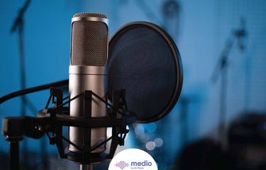 Terdapat dua mikrofon yang biasanya menjadi alat untuk memproduksi podcast.