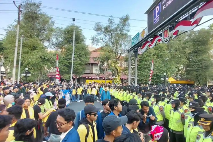 Polda Jateng Kerahkan Polwan Negosiator, Minta Mahasiswa Tak Demo di Tugu Muda Semarang