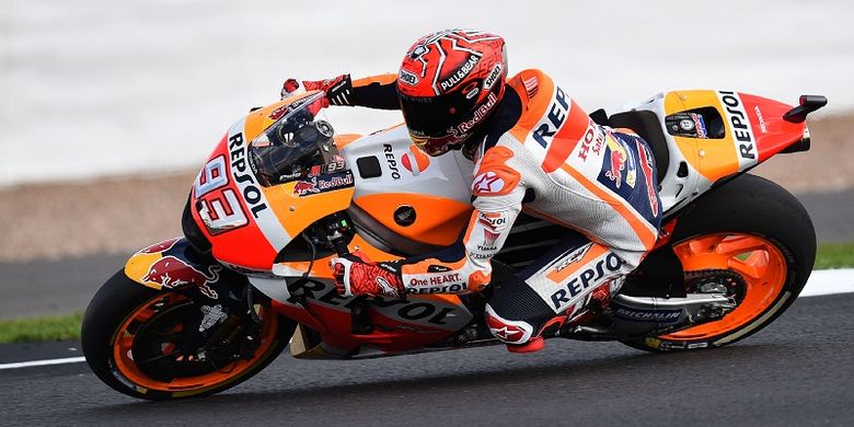 Pebalap Repsol Honda Team, Marc Marquez, memacu motornya dalam sesi kualifikasi kedua GP Inggris di Sirkuit Silverstone, Sabtu (26/8/2017).