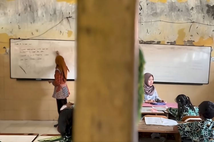 Kisah Guru di Pesisir Sidoarjo: Sejam Naik Perahu, Berpapasan Buaya, dan Mengajar di Tengah Rob