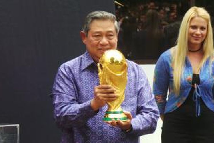 Presiden Susilo Bambang Yudhoyono saat mengangkat trofi Piala Dunia