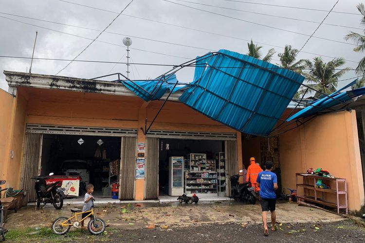 Atap rumah warga yang rusak karena terjangan angin puting beliung di Jembrana, Provinsi Bali.