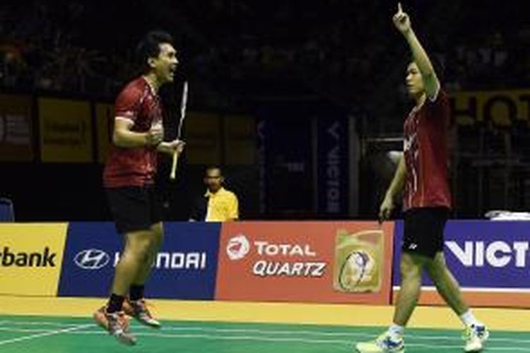 Pasangan ganda putra Indonesia, Mohammad Ahsan (kiri)/Hendra Setiawan, merayakan kemenangan atas pasangan Korea Selatan, Lee Yong-dae/Yoo Yeon-seong pada laga final Malaysia Terbuka di Putra Stadium, Bukit Jalil, Minggu (5/4/2015).