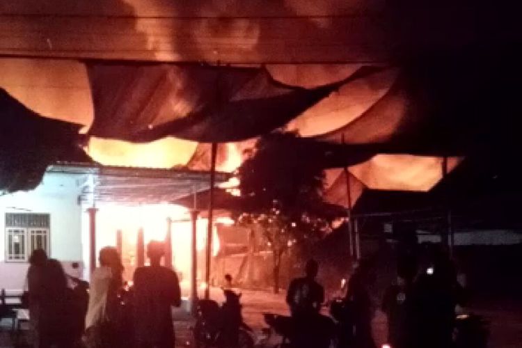 Gedung produksi cokelat di kawasan wisata Kampung Cokelat di Desa Plosorejo, Kecamatan Kademangan, Kabupaten Blitar terbakar pada Rabu (26/4/2023) dini hari.