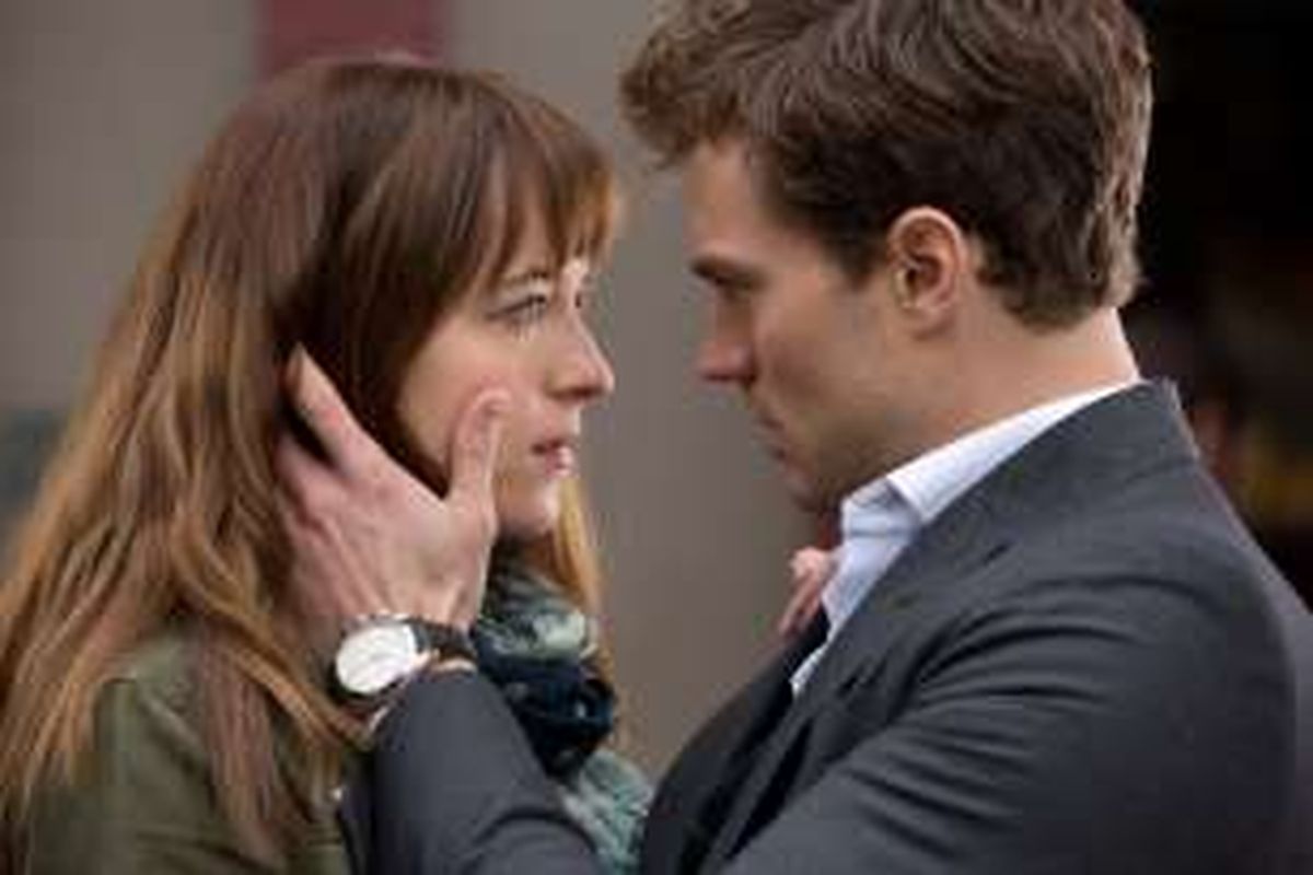Dakota Johnson (kiri) dan Jamie Dornan dalam salah satu adegan film Fifty Shades of Grey.
