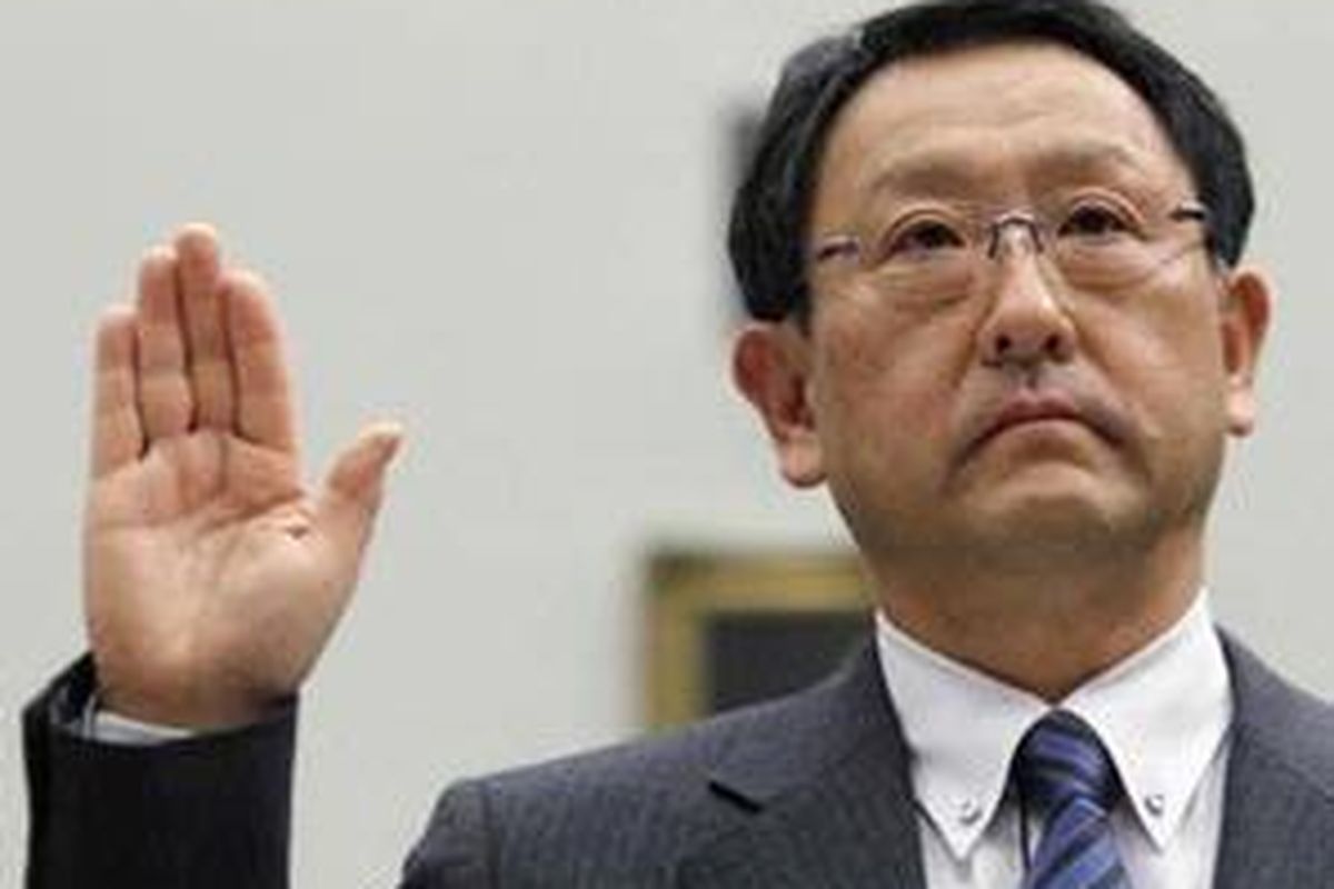 Akio Toyoda bersumpah sebelum memberikan testimoni.