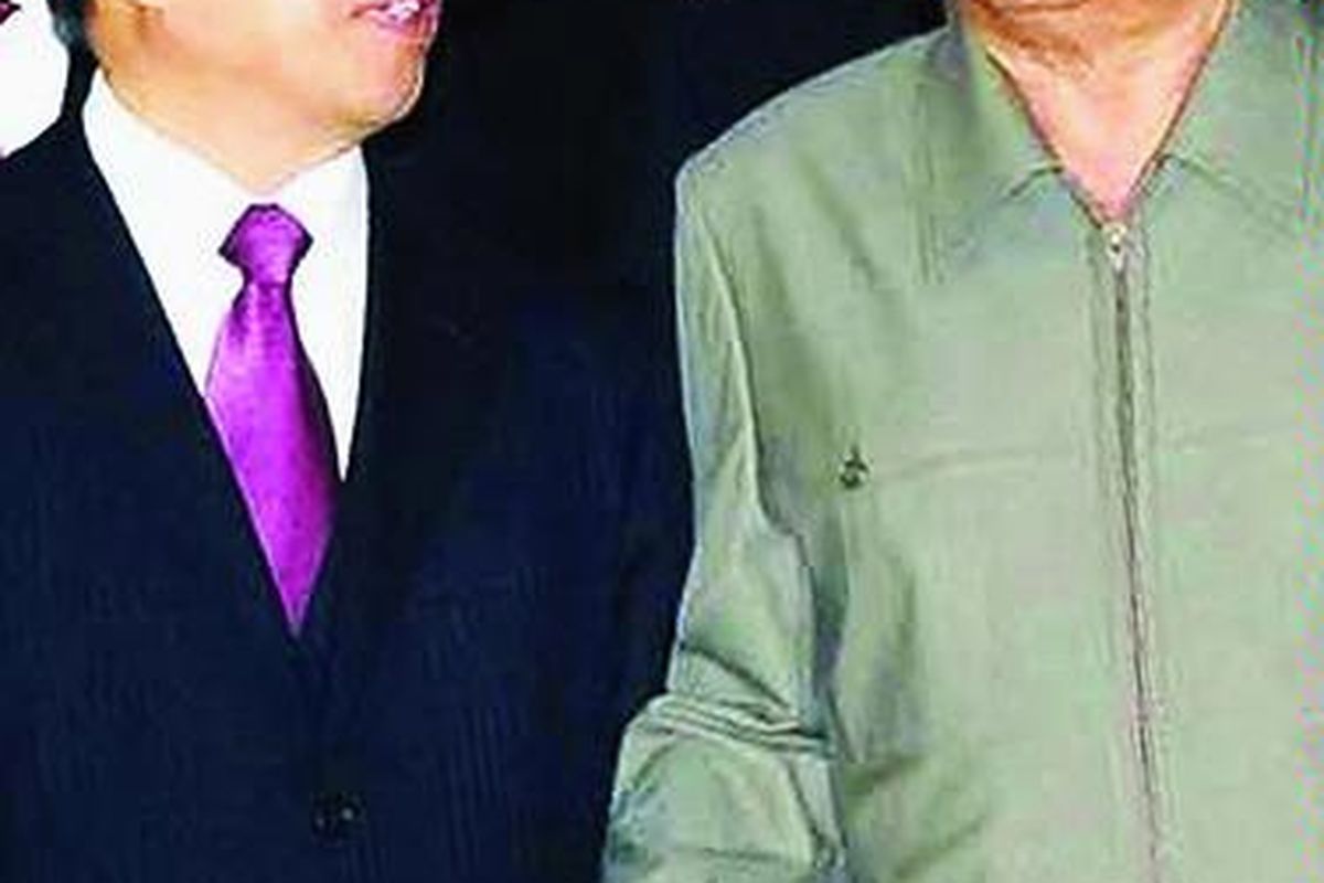 Pemimpin Korea Utara Kim Jong Il (kanan) dan Penasihat Kebijakan Luar Negeri China Dai Bingguo berjalan bergandengan tangan di Pyongyang, Korea Utara, Kamis (9/12). Foto ini dirilis kantor berita Korea Utara, Korean Central News Agency (KCNA), melalui Korea News Service di Tokyo.