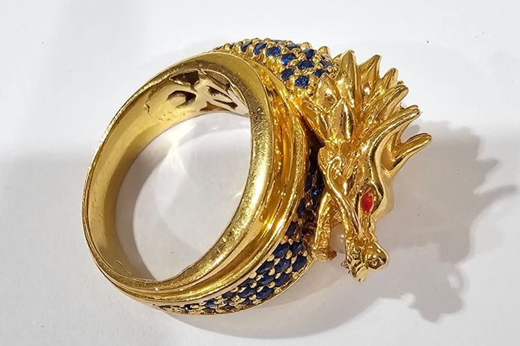 Beberapa perhiasan yang masuk dalam lelang barang sitaan KPK 2025, termasuk cincin dan gelang naga emas.