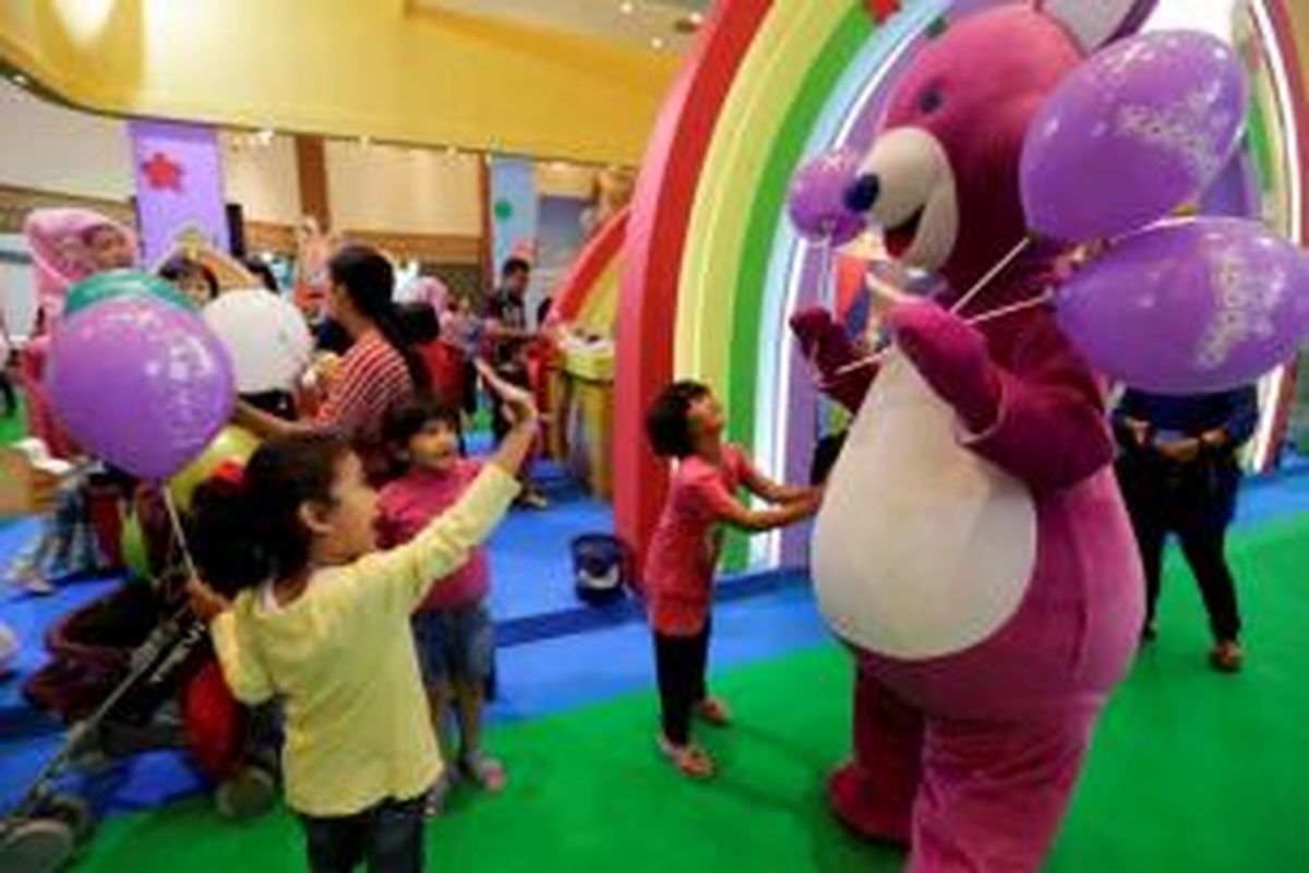 Anak-anak bermain bersama badut di acara Bobo Fair 2013 di Jakarta Convention Center, Jakarta Pusat, Kamis (27/6/2013). Pesta anak dan keluarga bertema 'Spirit of Champion Kids' ini diikuti 100 perserta. Acara berlangsung hingga 30 Juni 2013.