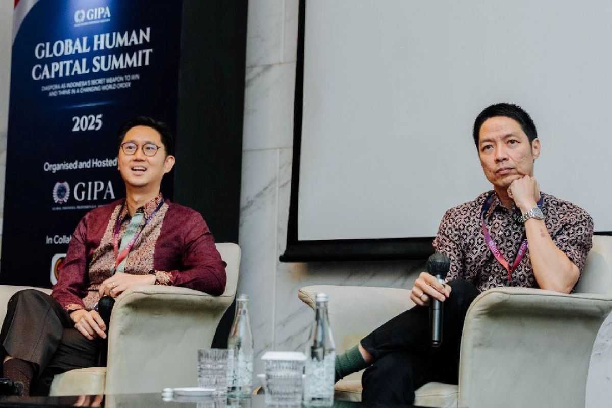 Abraham Hidayat (kanan) mewakili Skystar Capital sebagai pembicara di Global Human Capital Summit 2025 bersama Patrick Yip dari Intudo (kiri).
