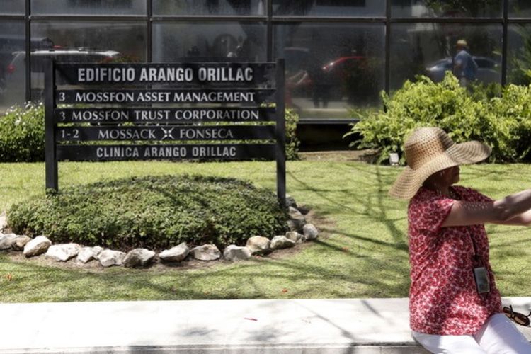 Seorang turis membuat selfie di depan sebuah gedung di Panama City tempat kantor biro hukum Mossack Fonseca berada.