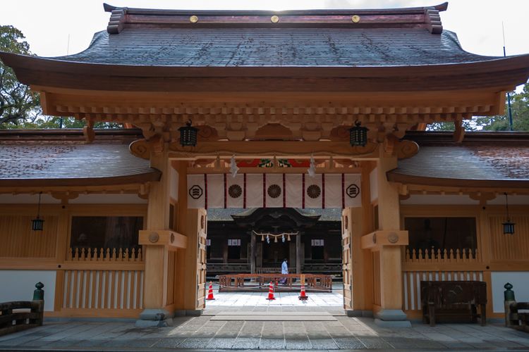 Gerbang tempat suci di Pulau Omishima, rute sepeda dalam Shimanami Kaido, Jepang. 