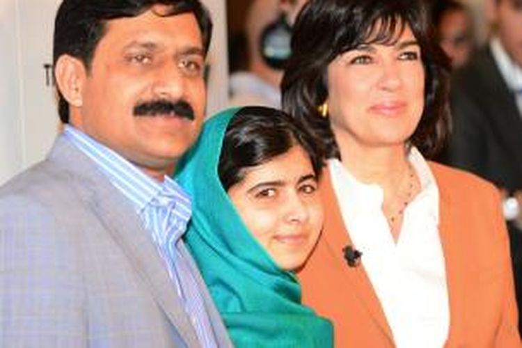Malala Yousafzai, ayahnya Ziauddin, dan wartawan CNN Christiane Amanpour berfoto bersama sebelum melakukan wawancara di New York, Kamis (10/10/2013).