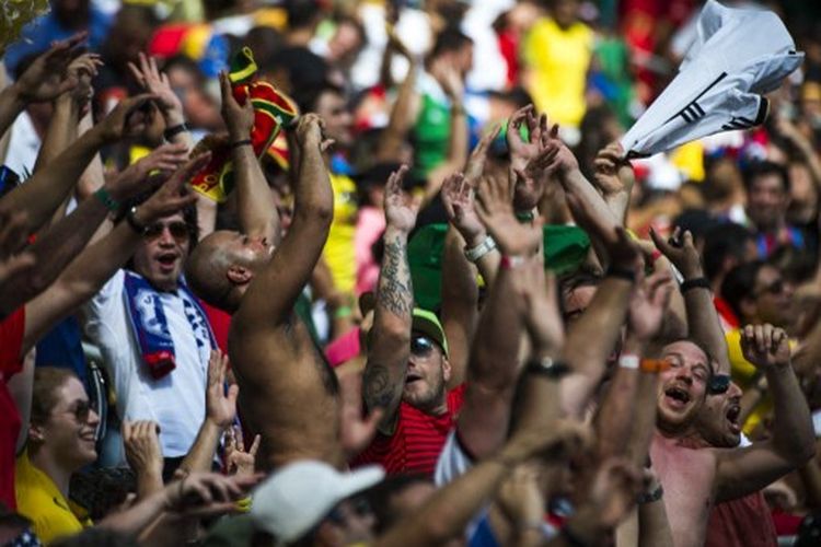 Penonton pertandingan Grup D Piala Dunia 2014 yang mempertemukan timnas Jerman dan Portugal sedang melakukan Mexican Wave.