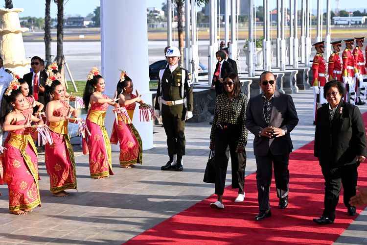 Perdana Menteri Sao Tome and Principe Patrice Emery Trovoada (tengah) bersama istri Nana Oumu Toure Trovoada (kiri) disambut Menteri Lingkungan Hidup dan Kehutanan Siti Nurbaya Bakar (kanan) setibanya di Bandara Internasional I Gusti Ngurah Rai, Badung, Bali, Minggu (8/10/2023). Patrice Emery Trovoada tiba di Bali untuk menghadiri Konferensi Tingkat Tinggi (KTT) Archipelagic and Island States (AIS) Forum di Nusa Dua, Bali pada 10-11 Oktober mendatang.