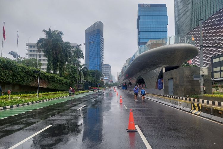 Suasana hari bebas kendaraan bermotor (HBKB) Sudirman-MH Thamrin pada Minggu (12/2/2023) pagi.