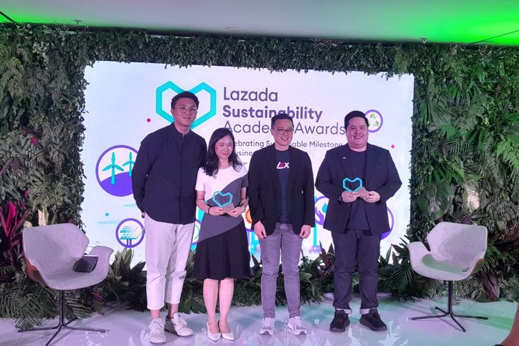 Foto Bersama 3 Panelis pada Sesi Diskusi di Acara Lazada Sustainability Awards 2024